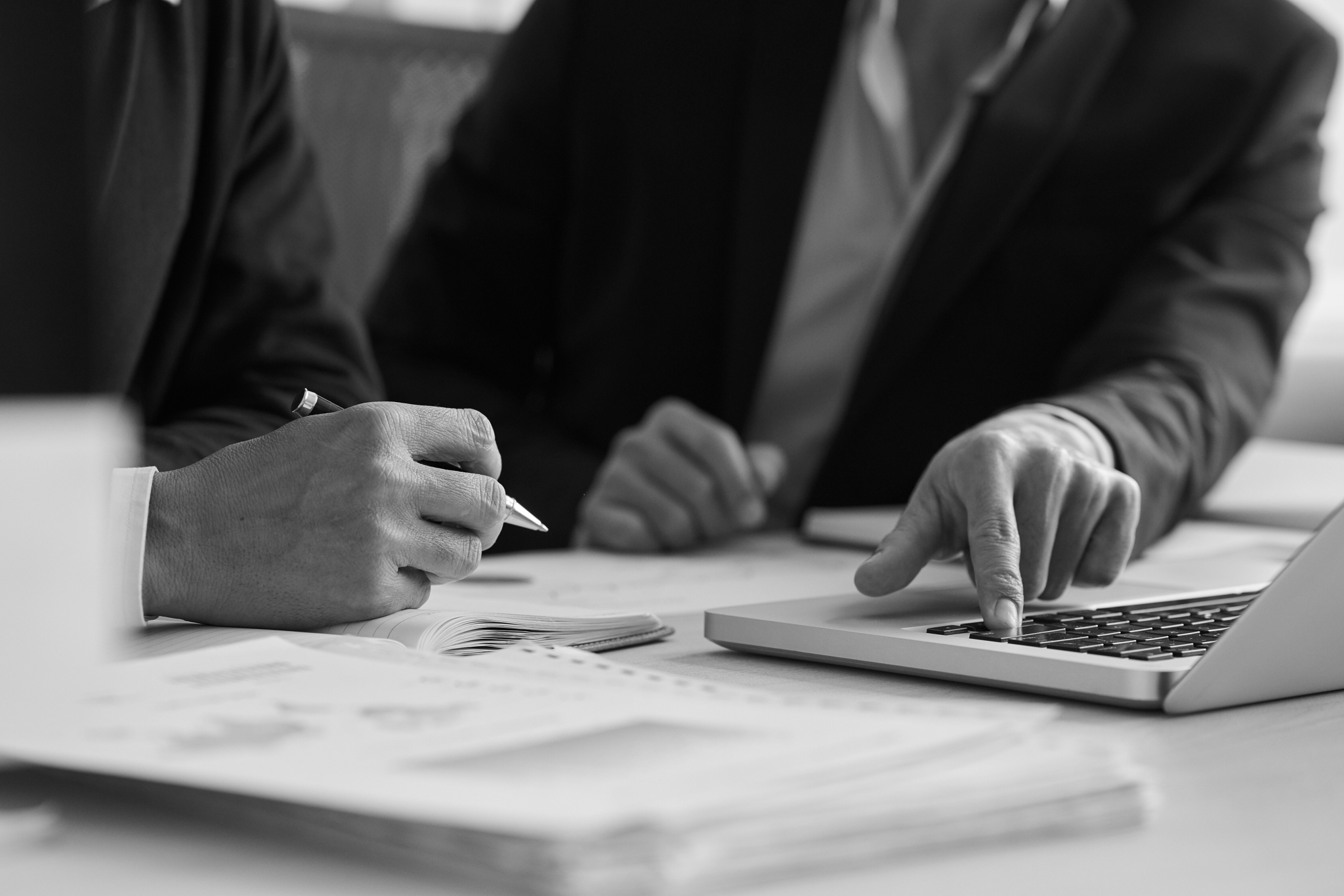 deux personnes utilisant un ordinateur sur un bureau